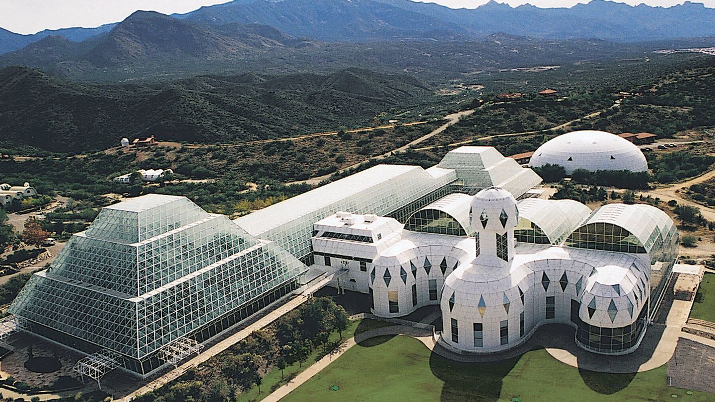 Los edificios y cúpulas que conforman Biosfera 2. (Filmin)