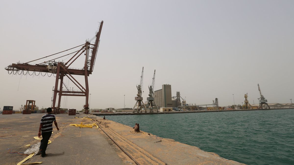 Rebeldes yemeníes hutíes capturan un carguero militar emiratí en el mar Rojo