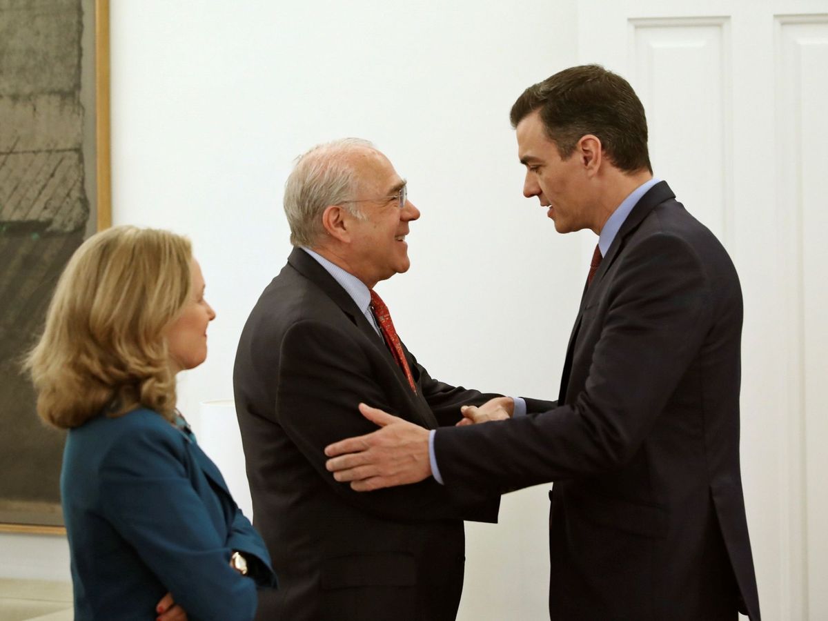 Foto: Nadia Calviño, vicepresidenta española, Angel Gurría, secretario general de la OCDE, y Pedro Sánchez, presidente del Gobierno, el 10 de marzo en Madrid. 