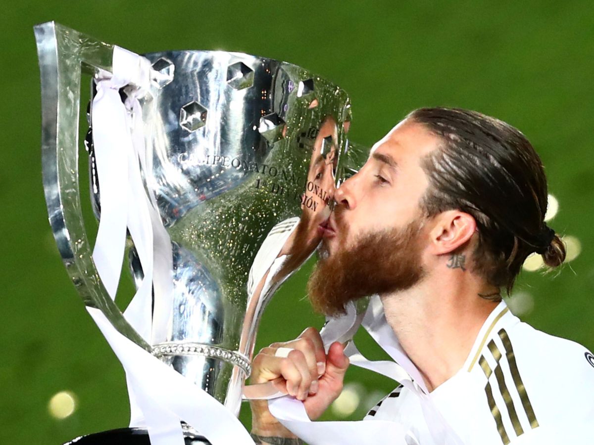 Foto: Sergio Ramos besa el trofeo de la Liga número 34 del Real Madrid. (EFE)