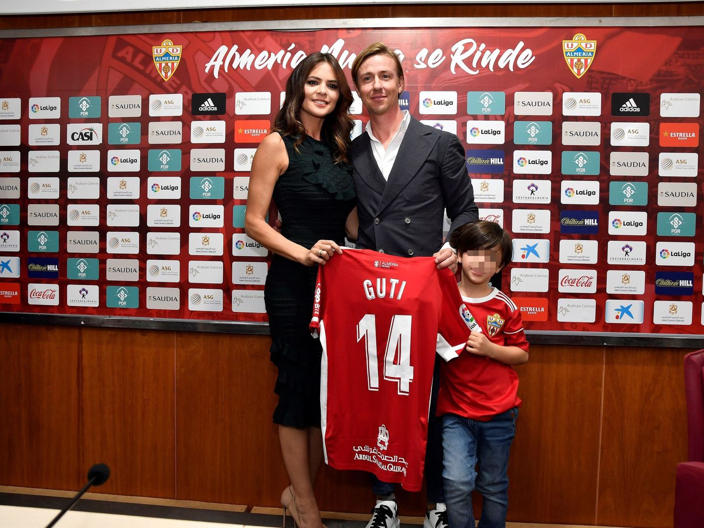 Imagen del día de la presentación de Guti con el Almería junto a su esposa e hijos. (Efe)
