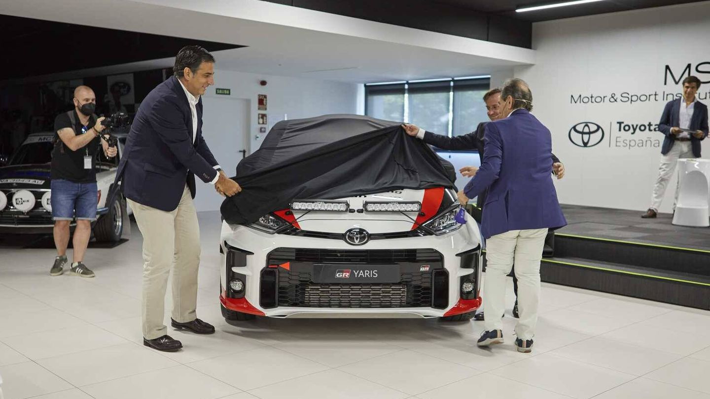 Miguel Carsi y Teo Martín, máximos responsables de Toyota España y de MSi, desvelan el nuevo coche de carreras. 