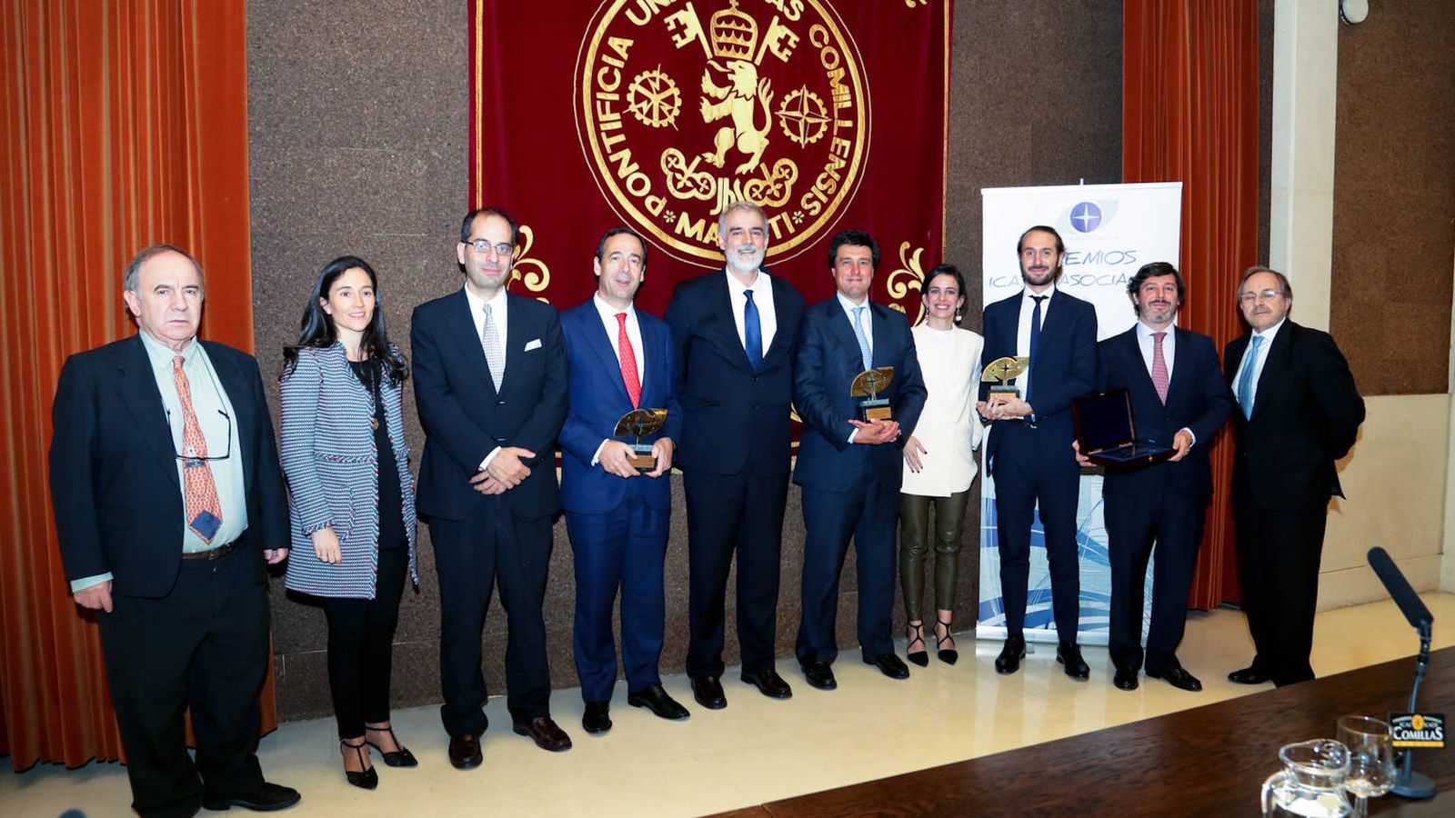 Foto: Foto de familia de los galardonados con los IX Premios ICADE Asociación.