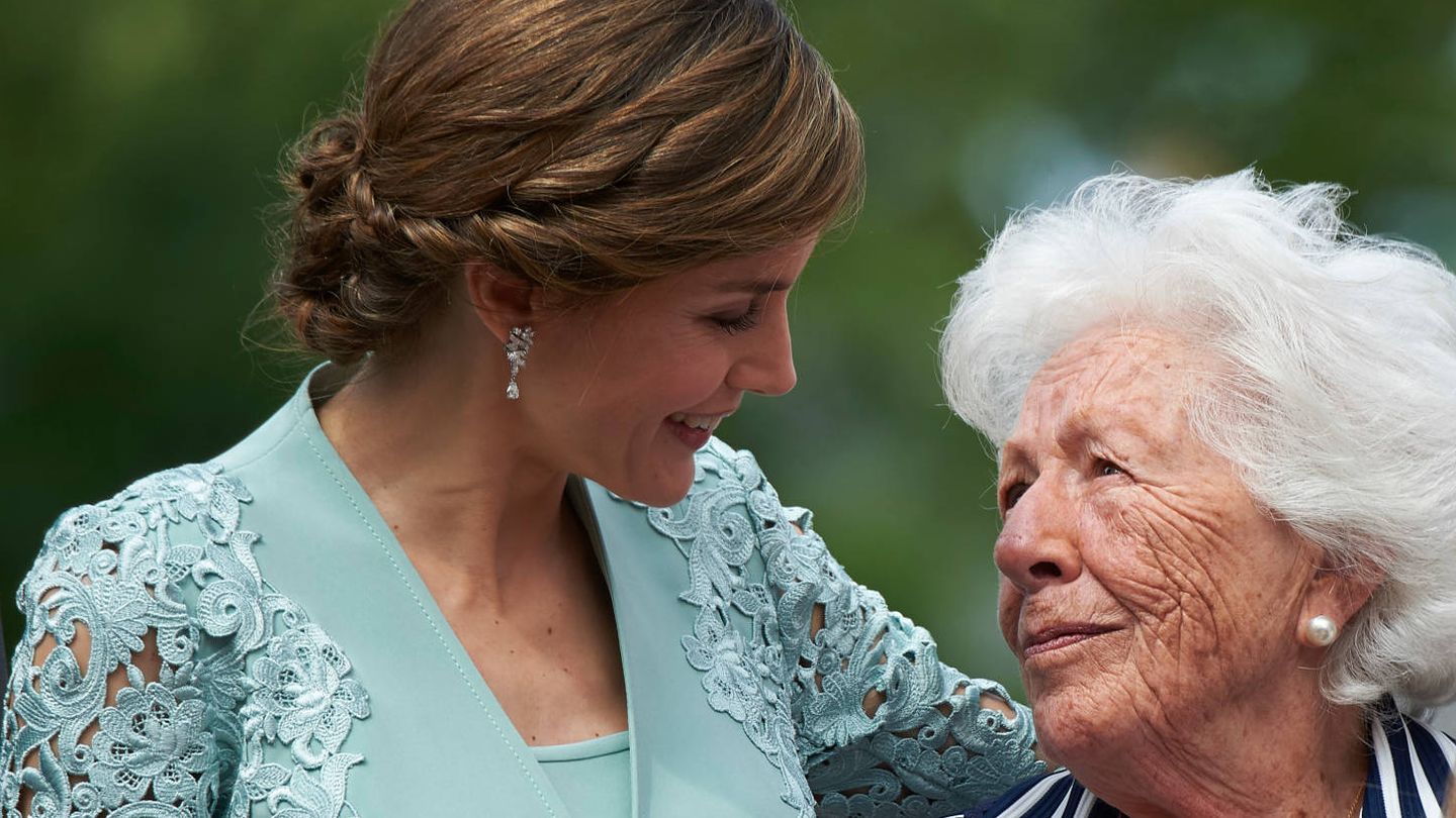 La Reina junto a su abuela, Menchu Álvarez del Valle. (Limited Pictures) 