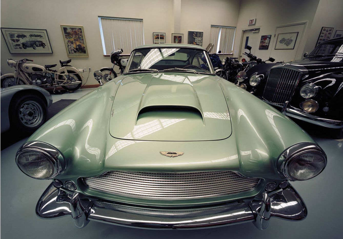 Un Aston Martin de finales de los años 50, restaurado por Russell.