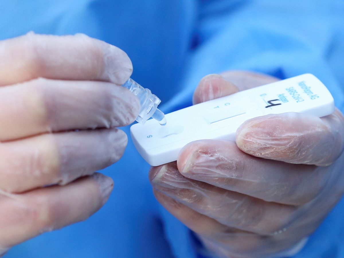 Foto: Un enfermero analiza los resultados de un test de antígenos. (Reuters) 