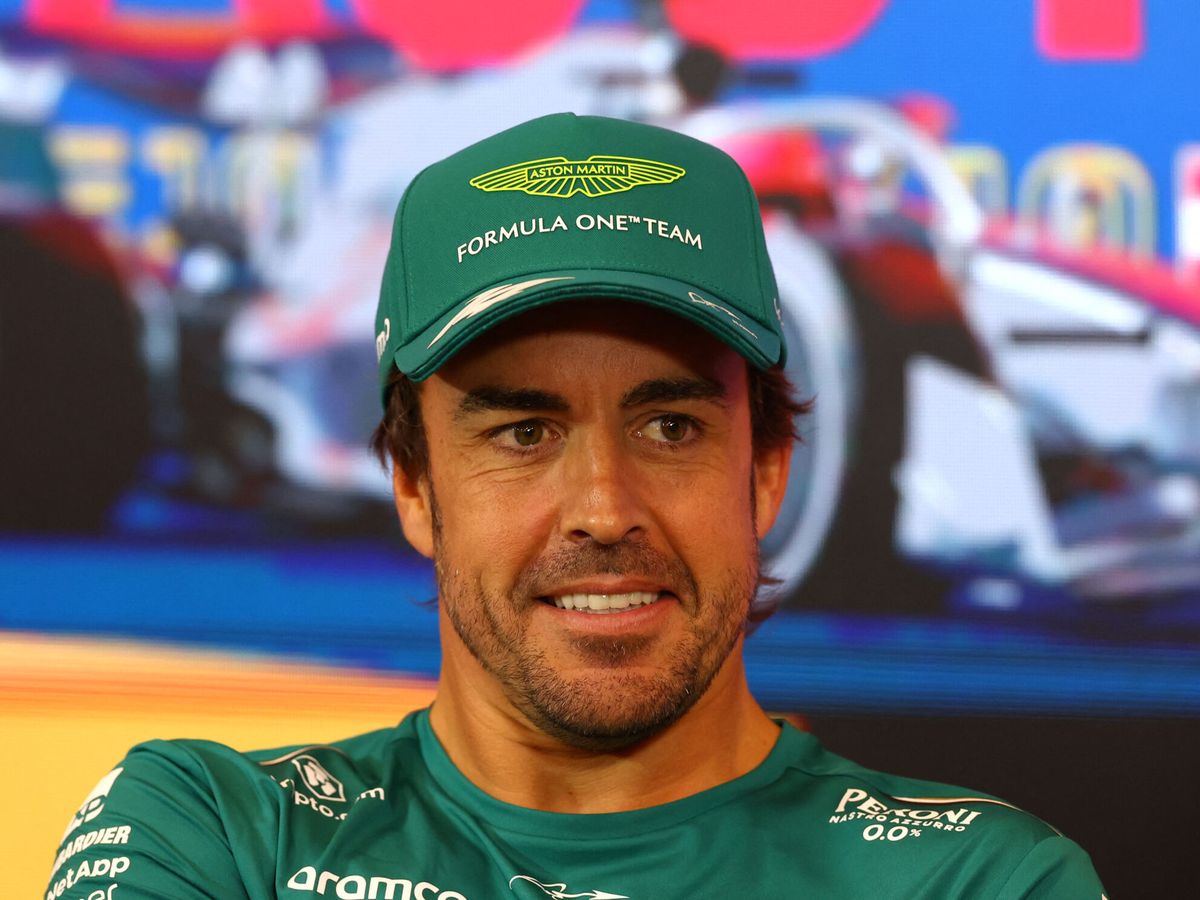Foto: Alonso sonríe en el Gran Premio de Austria. (Reuters/Bernadett Szabo)
