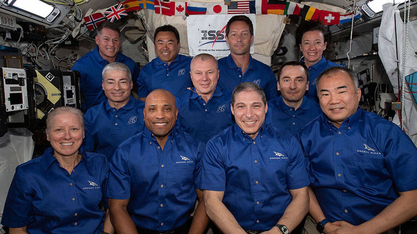 Los 11 miembros de la tripulación de la EEI. (ESA/NASA)