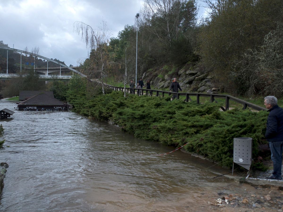 Foto: La subida del río Miño en zona termal de Outariz, en Ourense (EFE)