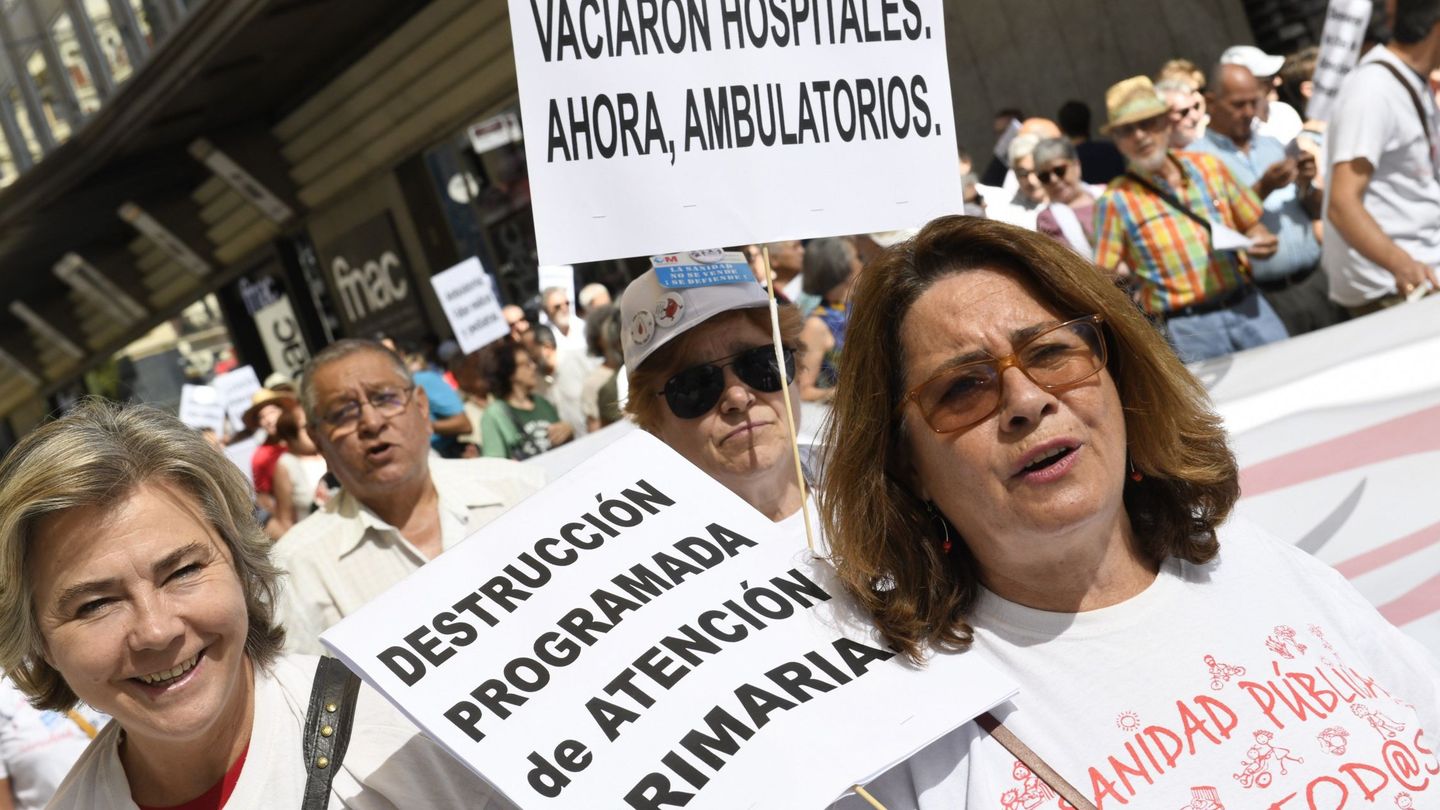 Participantes en la 72ª Marea Blanca que, bajo el lema 'La Atención Primaria en peligro', ha recorrido el centro de Madrid. (EFE)