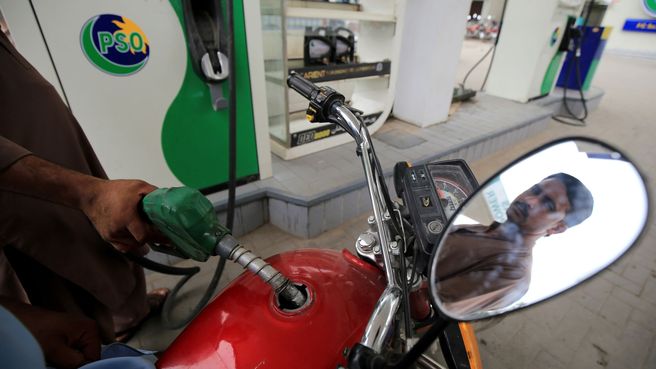 Foto de Pakistán aumenta el precio de la gasolina