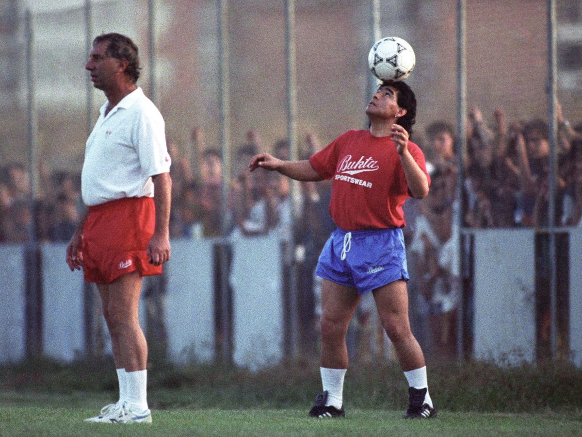 Foto: Maradona, junto a Bilardo en Sevilla. (EFE/Eduardo Abad)