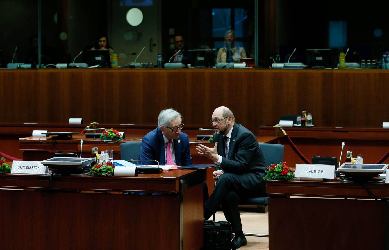 El presidente de la CE, Jean Claude Juncker, y el presidente del Parlamento Europeo, Martin Schulz, durante una cumbre de la UE en Bruselas, en diciembre de 2016 (Reuters). 