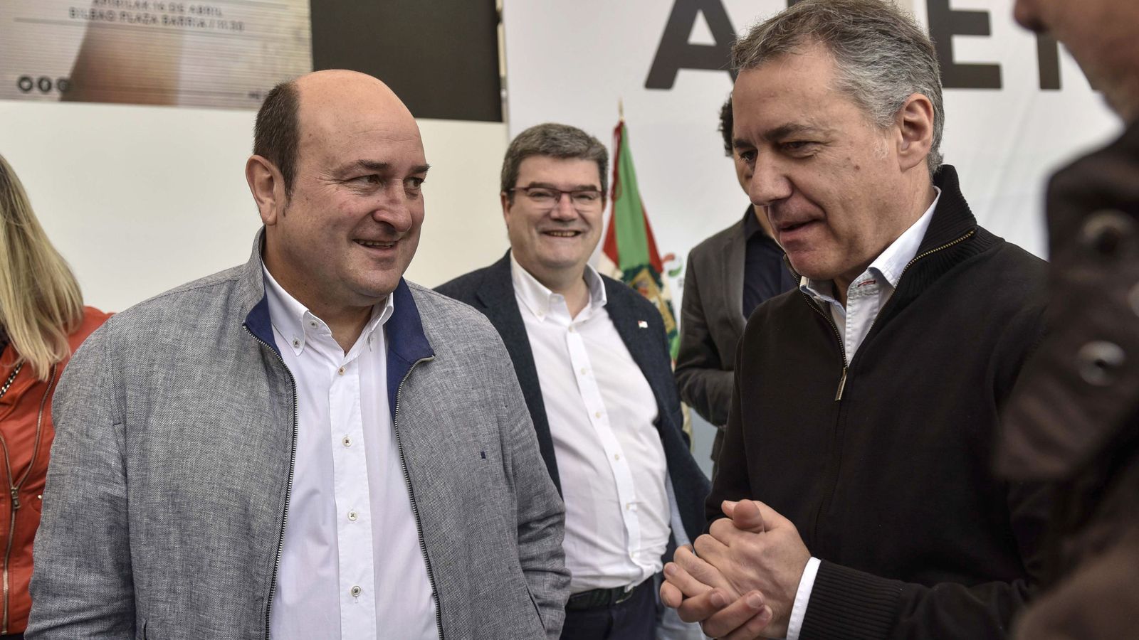 Foto: El lehendakari vasco, Iñigo Urkullu (d) conversa con el presidente del Partido Nacionalista Vasco (PNV), Andoni Ortuzar. (EFE)