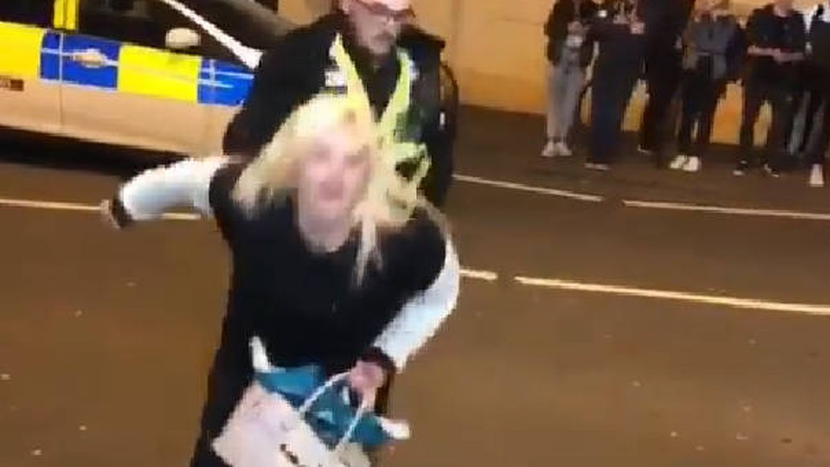 Una mujer hace 'twerking' delante de un policía y termina la noche en el calabozo