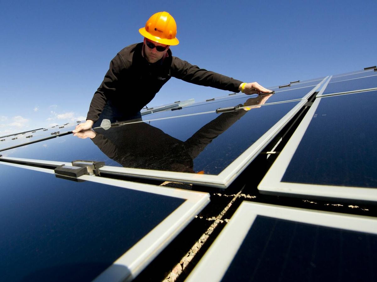 Foto: Montaje de paneles fotovoltaicos. 