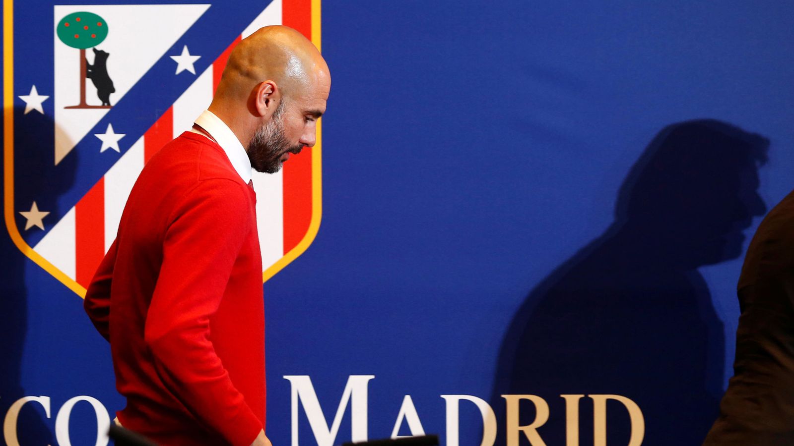Foto: Guardiola, a su llegada al Calderón para ofrecer la rueda de prensa previa al partido de este miércoles. REUTERS/Michael Dalder