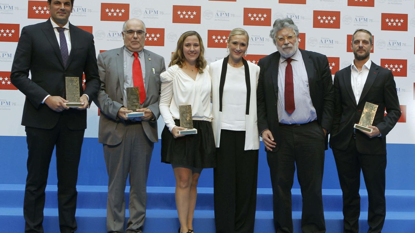 Foto: La presidenta de la CAM Cristina Cifuentes (3d) junto a José María Olmo (i), Pedro Blasco (2i), Ana I. Gracia (c), Joaquín Estefanía (2d) y Ángel Martínez (d) posan con los premios de la APM. (EFE)