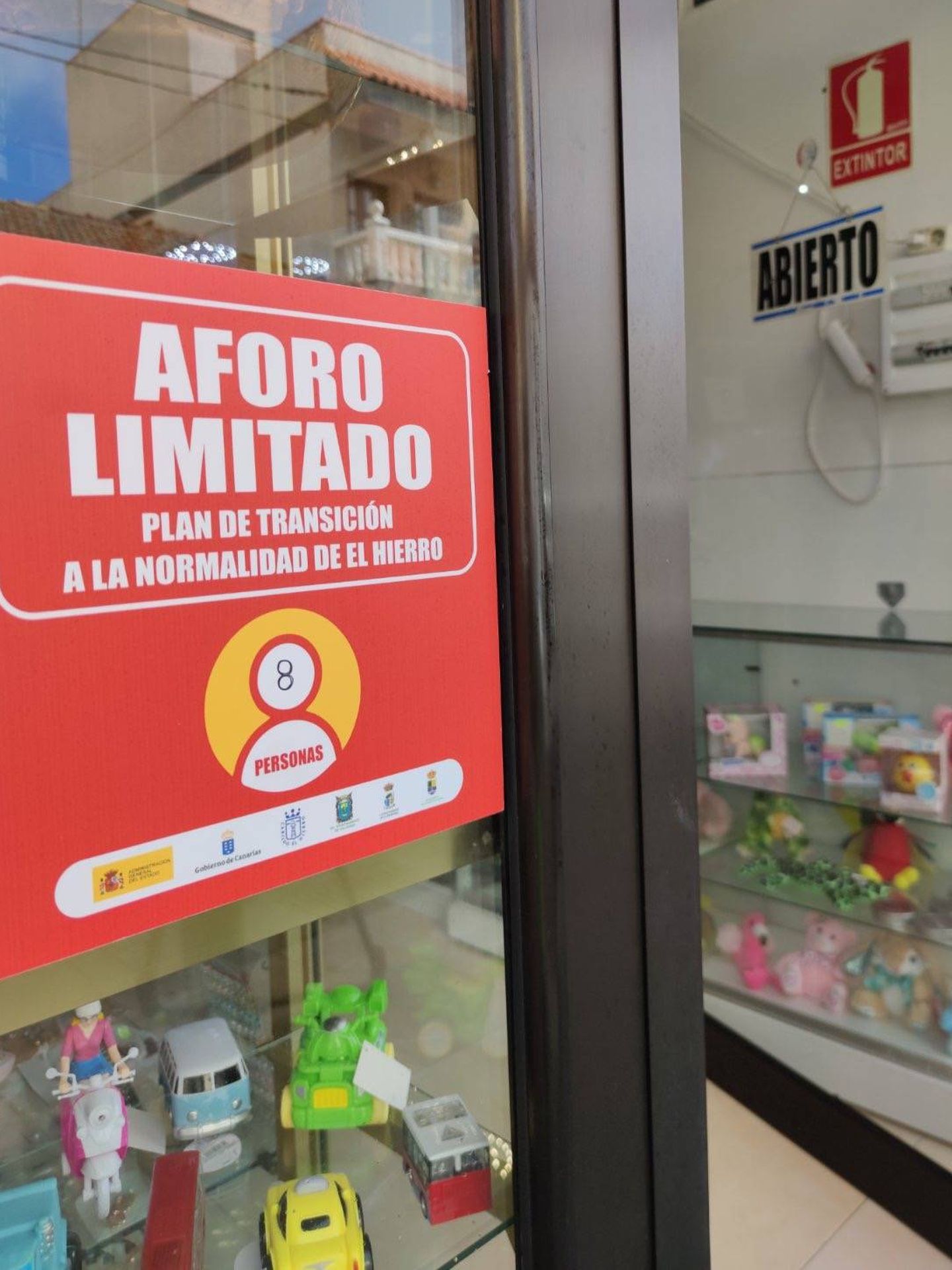 Puerta de una tienda en La Gomera, con indicaciones de aforo limitado. (Sara Pérez)