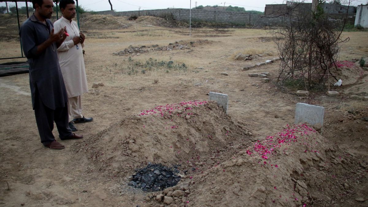 Horror y miedo en el pueblo de Pakistán en el que asesinaron a dos hermanas "por honor"