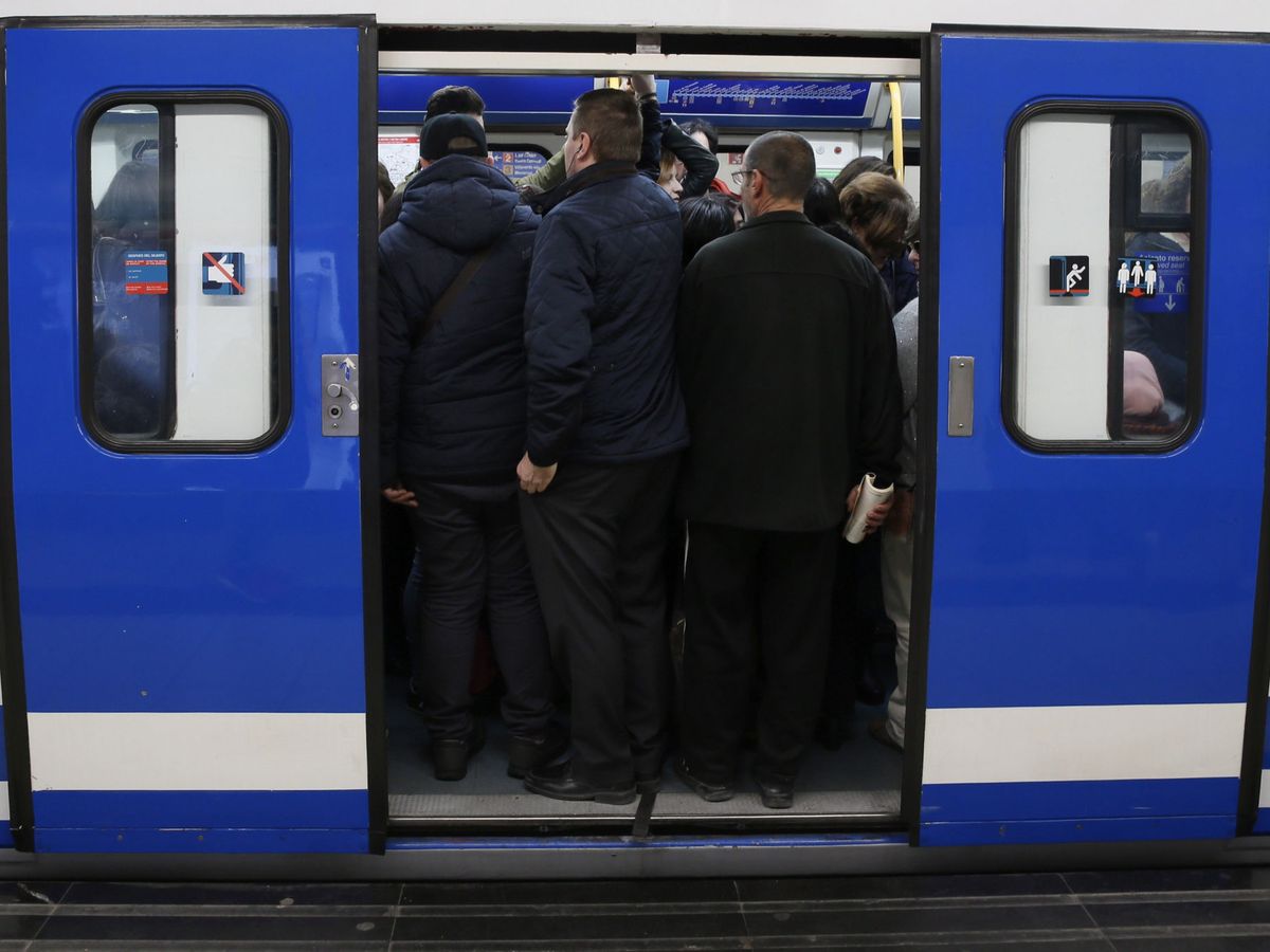 Foto: Vagón abarrotado de viajeros en la estación de Sol. (EFE)