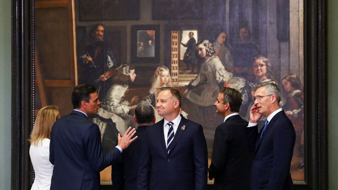 Pedro Sánchez conversa con algunos mandatarios de la OTAN en el Museo del Prado. (Reuters/Santos Moura)