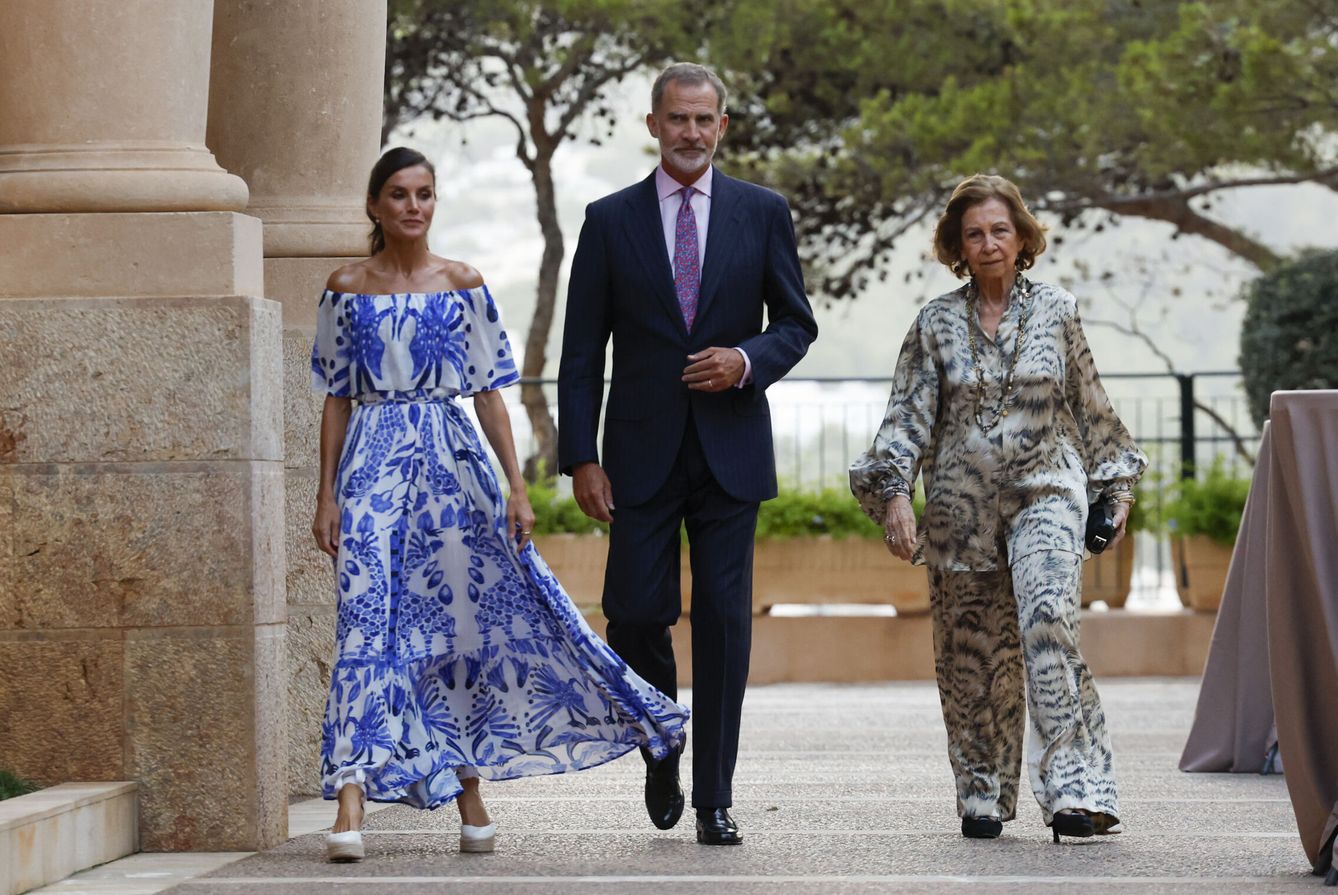 La reina Sofía, junto a los reyes Felipe y Letizia en Marivent. (EFE)