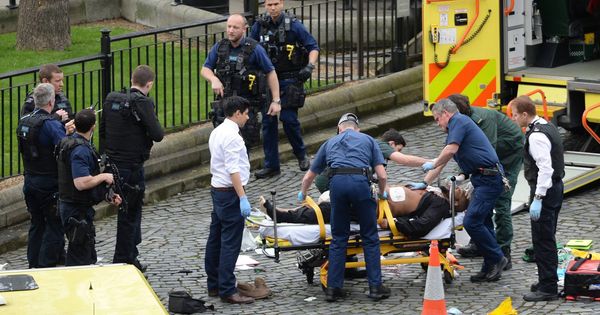 Foto: Khalid Masood, en una camilla, es atendido por los servicios sanitarios, en las cercanías del Palacio de Westminster. (Cordon Press)