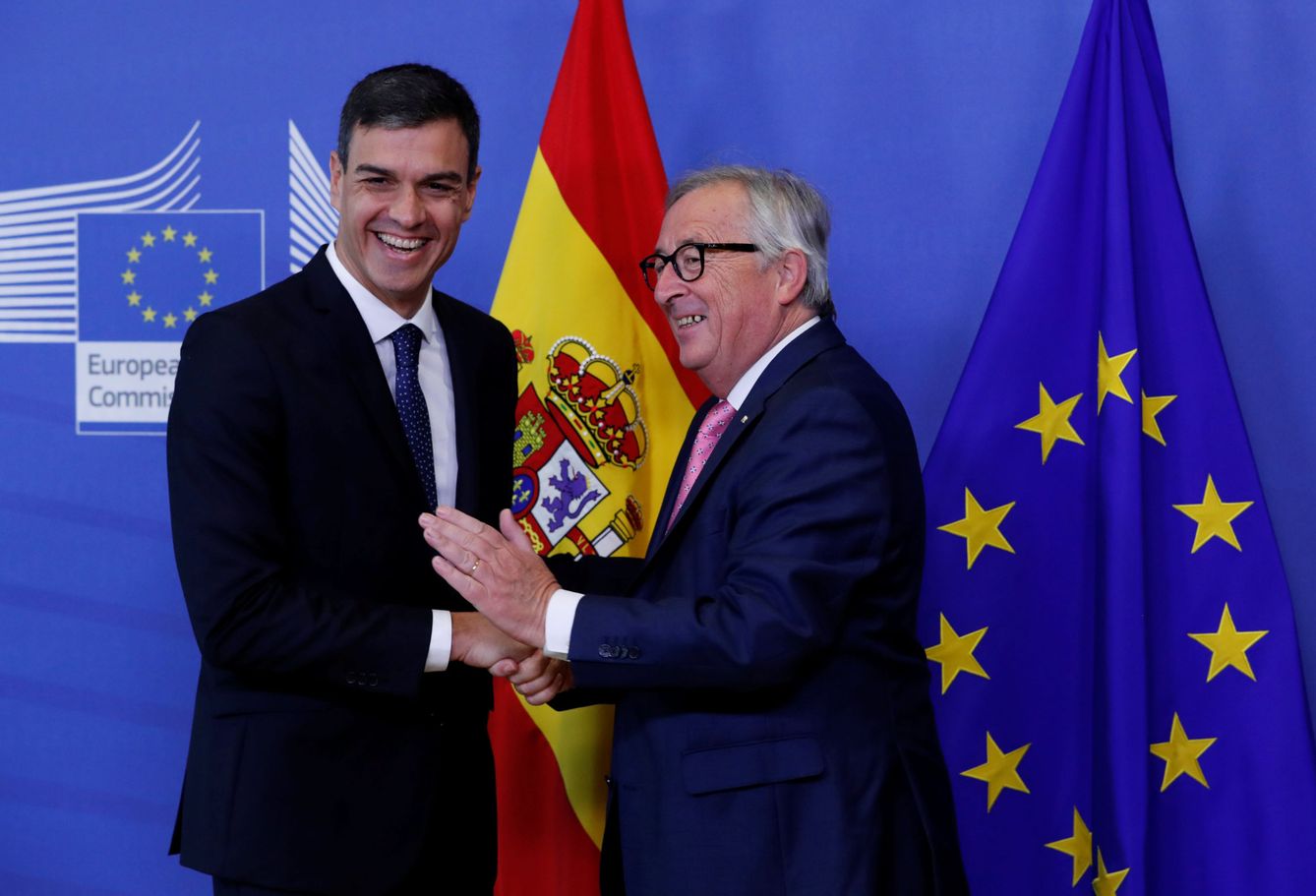 Pedro Sánchez y el presidente de la Comisión Europea, Jean-Claude Juncker, en Bruselas. (Reuters)