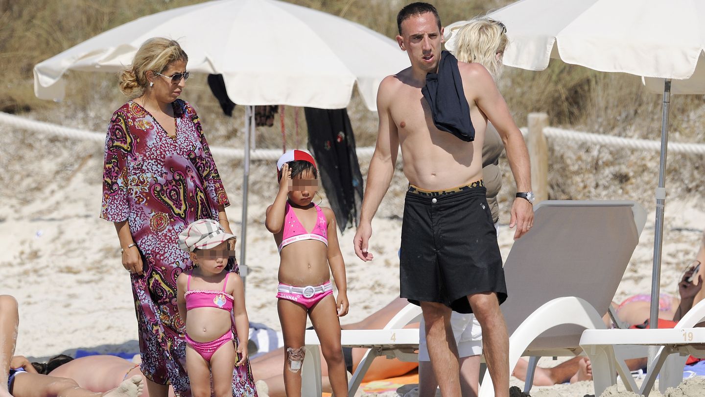 Ribéry con su mujer y sus dos hijas en Formentera en 2010. (I.C.)