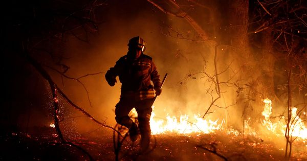 Foto: Los bomberos intentan sofocar el incendio que se ha producido hoy en los alrededores de Labares (Asturias). (EFE)