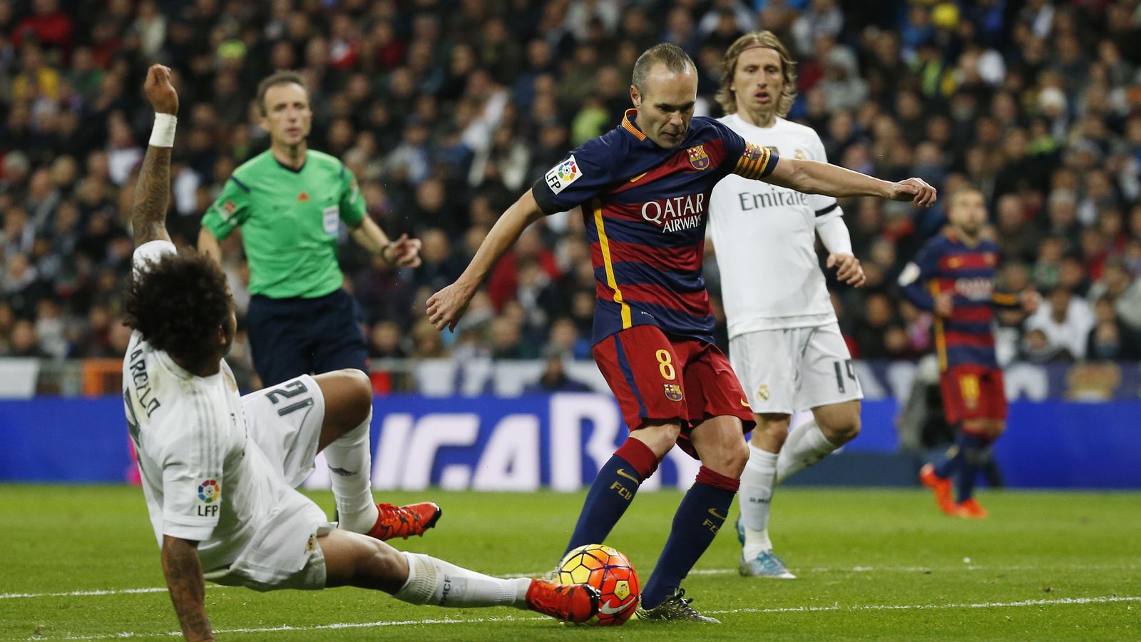 Foto: Iniesta marcó el 0-3 en el minuto 53 (Reuters)