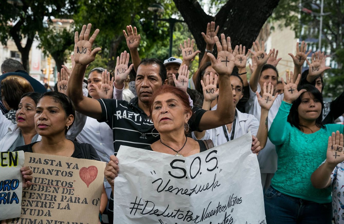 Un grupo de personas participan en una manifestación frente al Hospital de Niños José Manuel de los Ríos, por falta de trasplantes y tratamientos médicos en Caracas (Venezuela). (EFE)