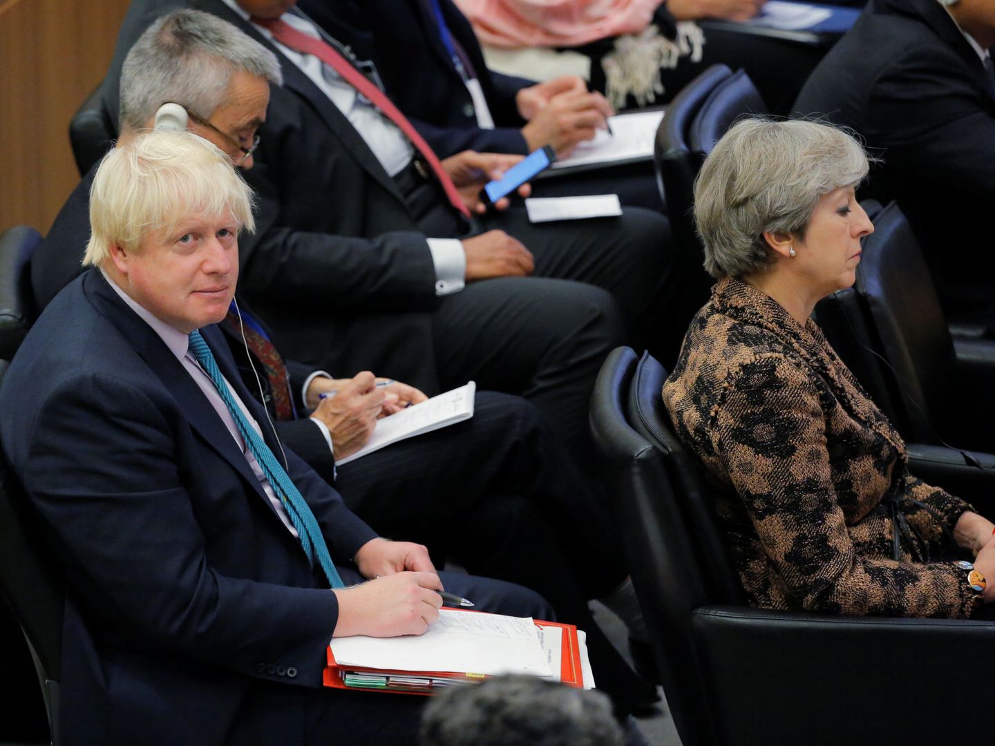 La 'premier' Theresa May ante Boris Johnson en una sesión de la Asamblea General de la ONU. (Reuters)