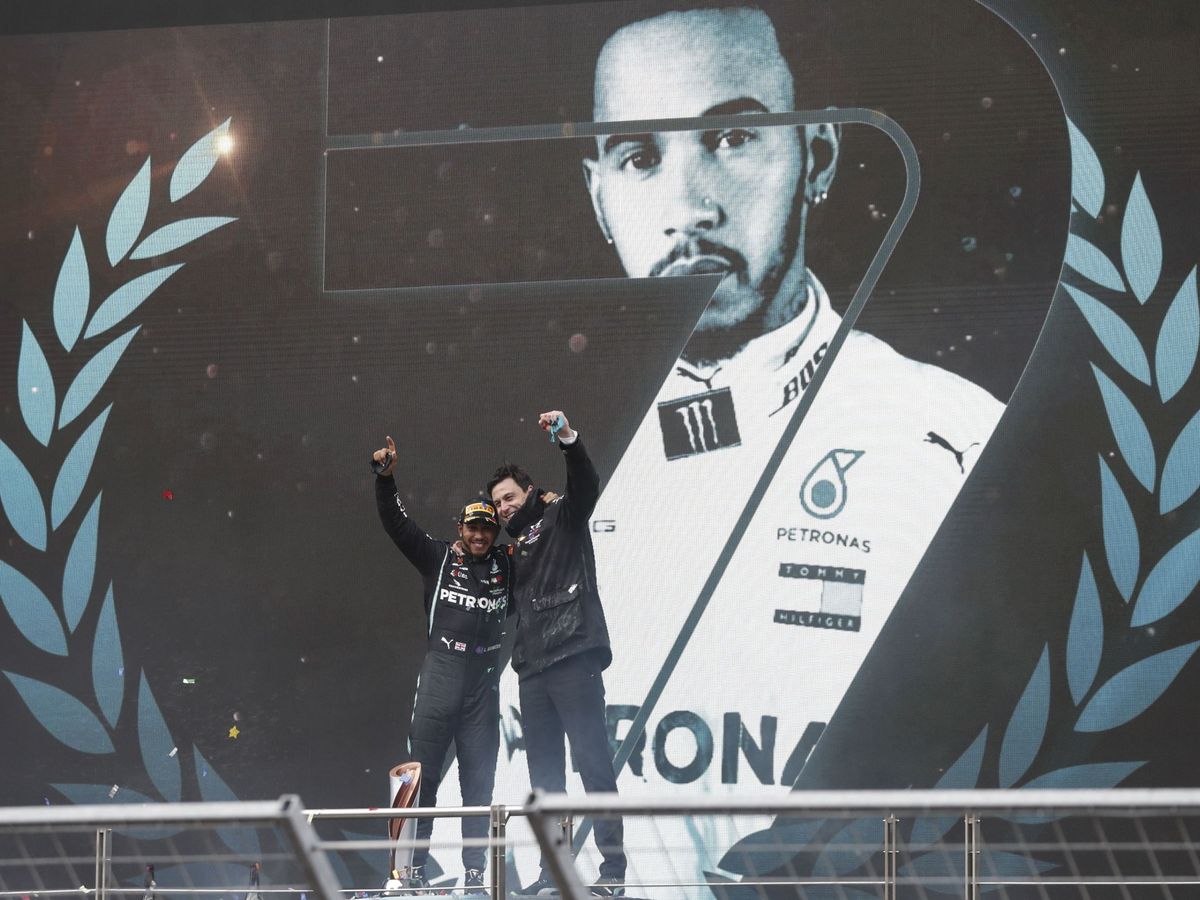 Foto: Hamilton celebra su triunfo y su séptimo título mundial. (EFE)