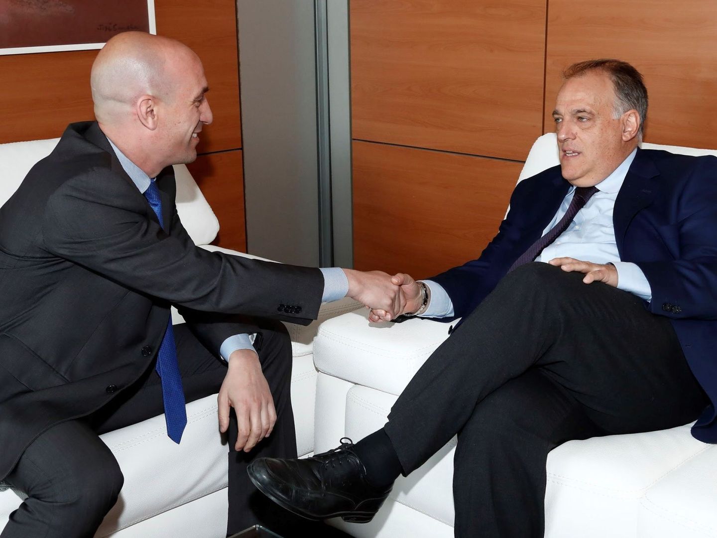 Luis Rubiales (i) y Javier Tebas en una reunión que tuvieron en junio de 2018. (EFE)