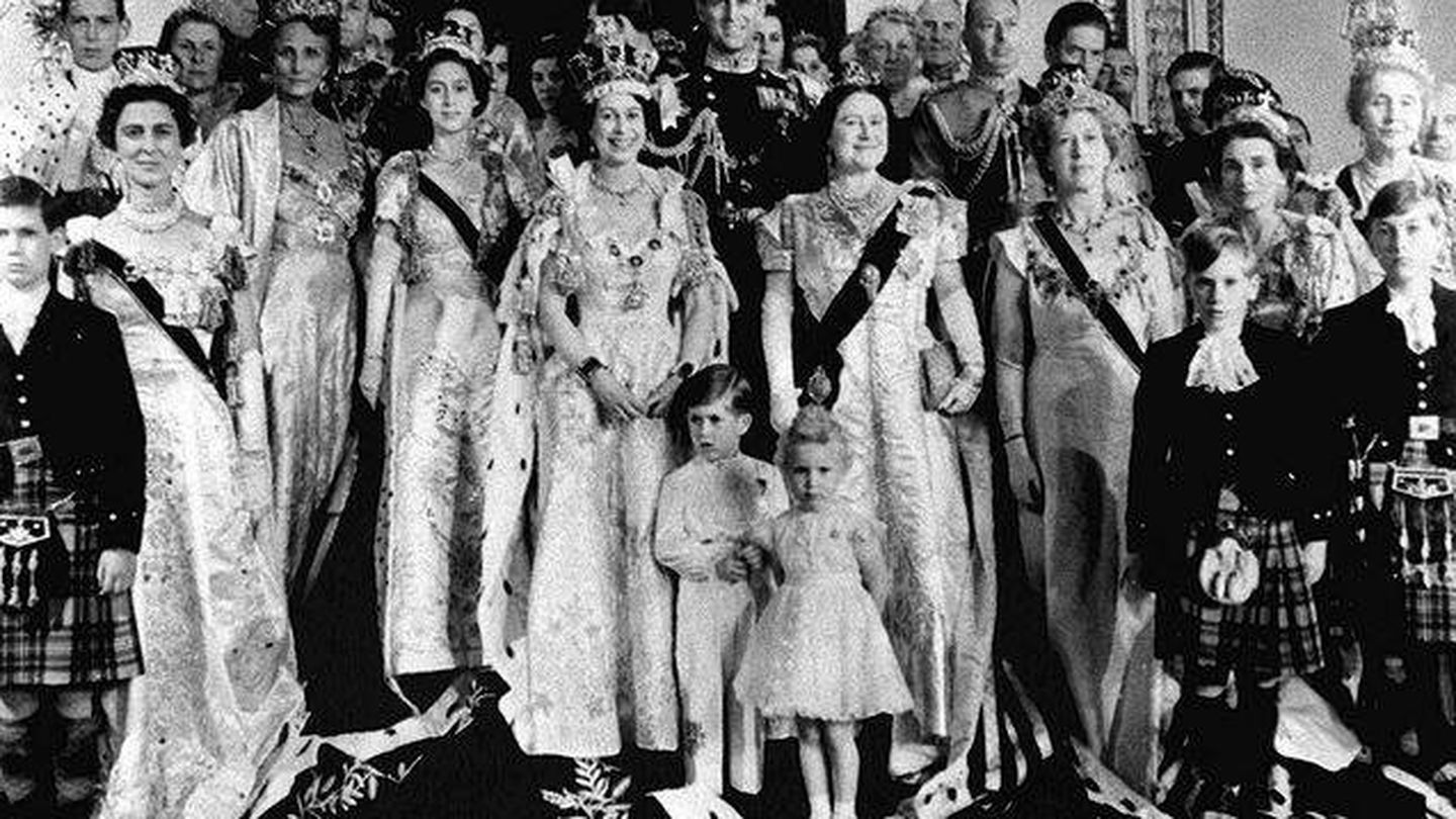  Isabel II, con su familia el día de su coronación. (Cordon Press)
