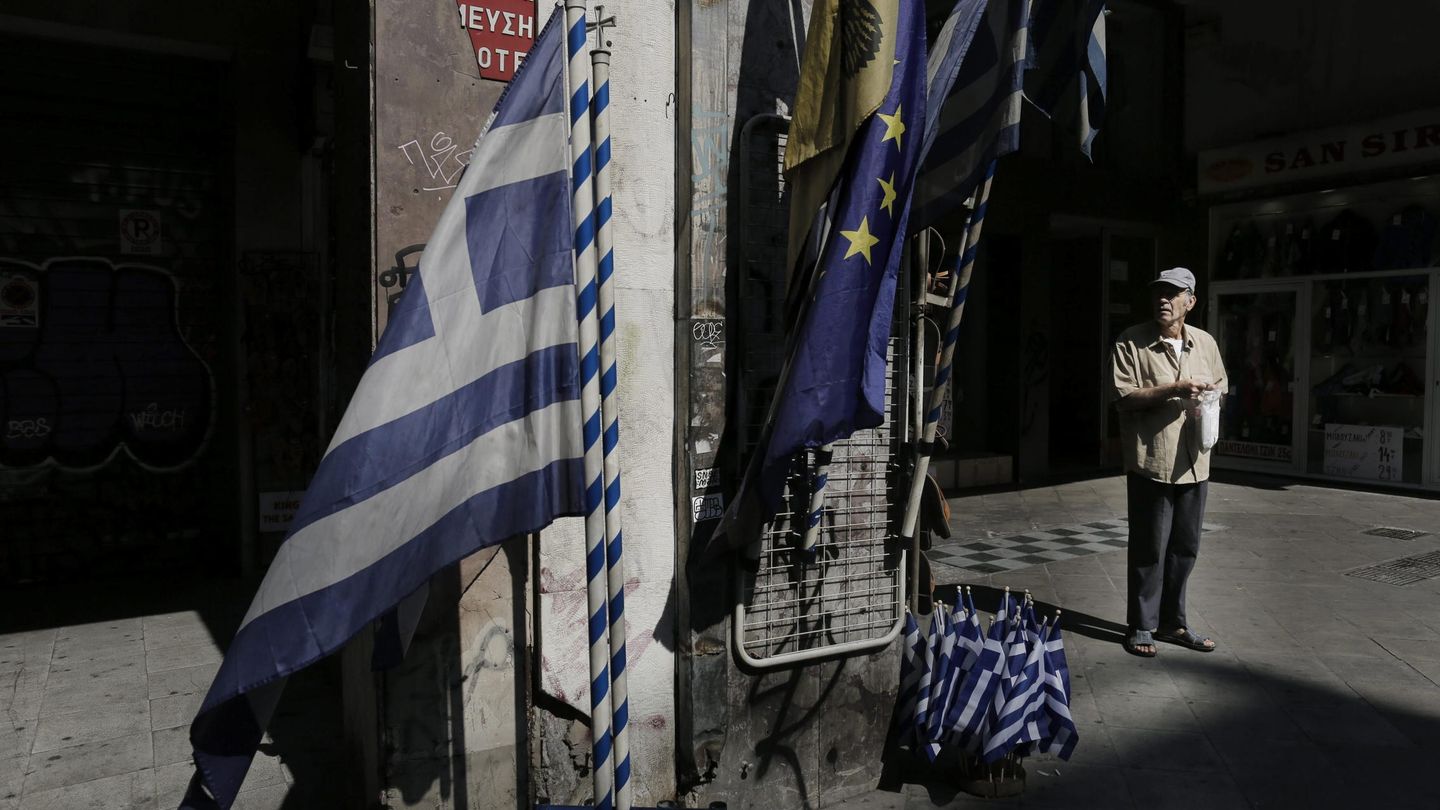 Banderas griegas y de la UE en un comercio de Atenas (Efe).