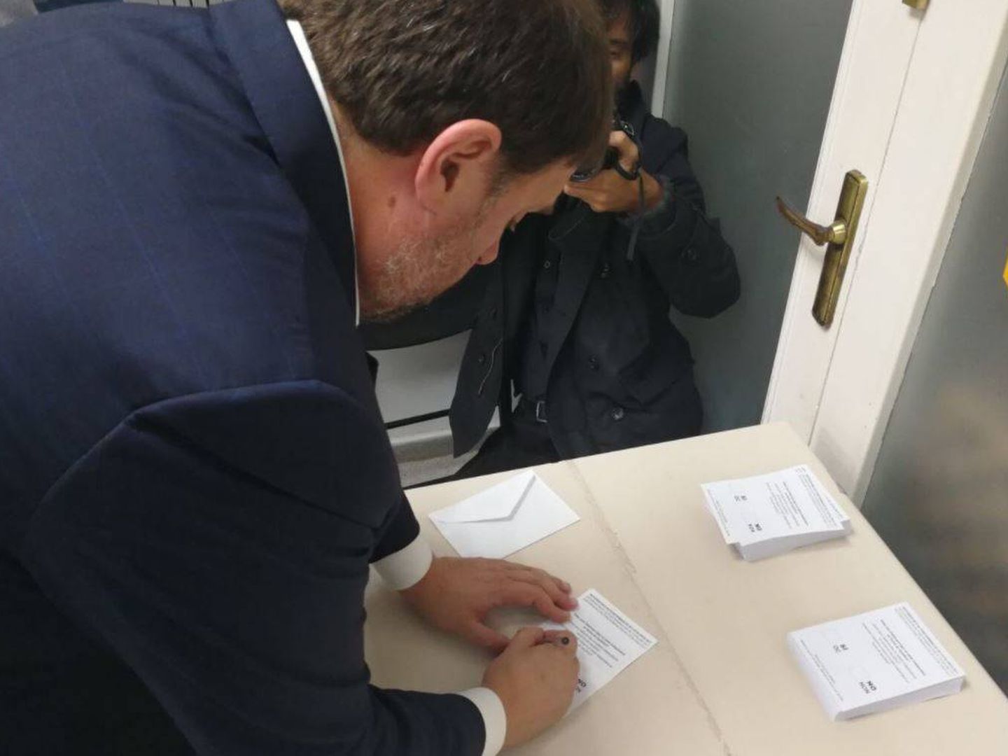 Oriol Junqueras vota 'sí' en una papeleta. Los votos se recogen de forma manual. (ERC)