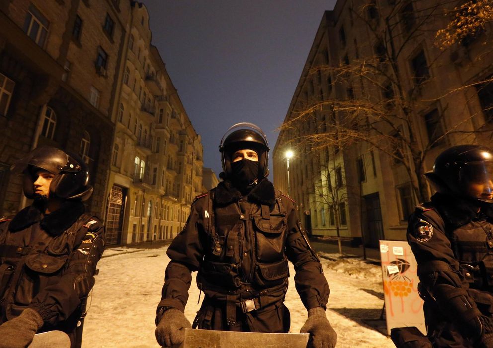 Foto: Personal del ministerio del Interior ucraniano bloquea una calle en Kiev (Reuters).