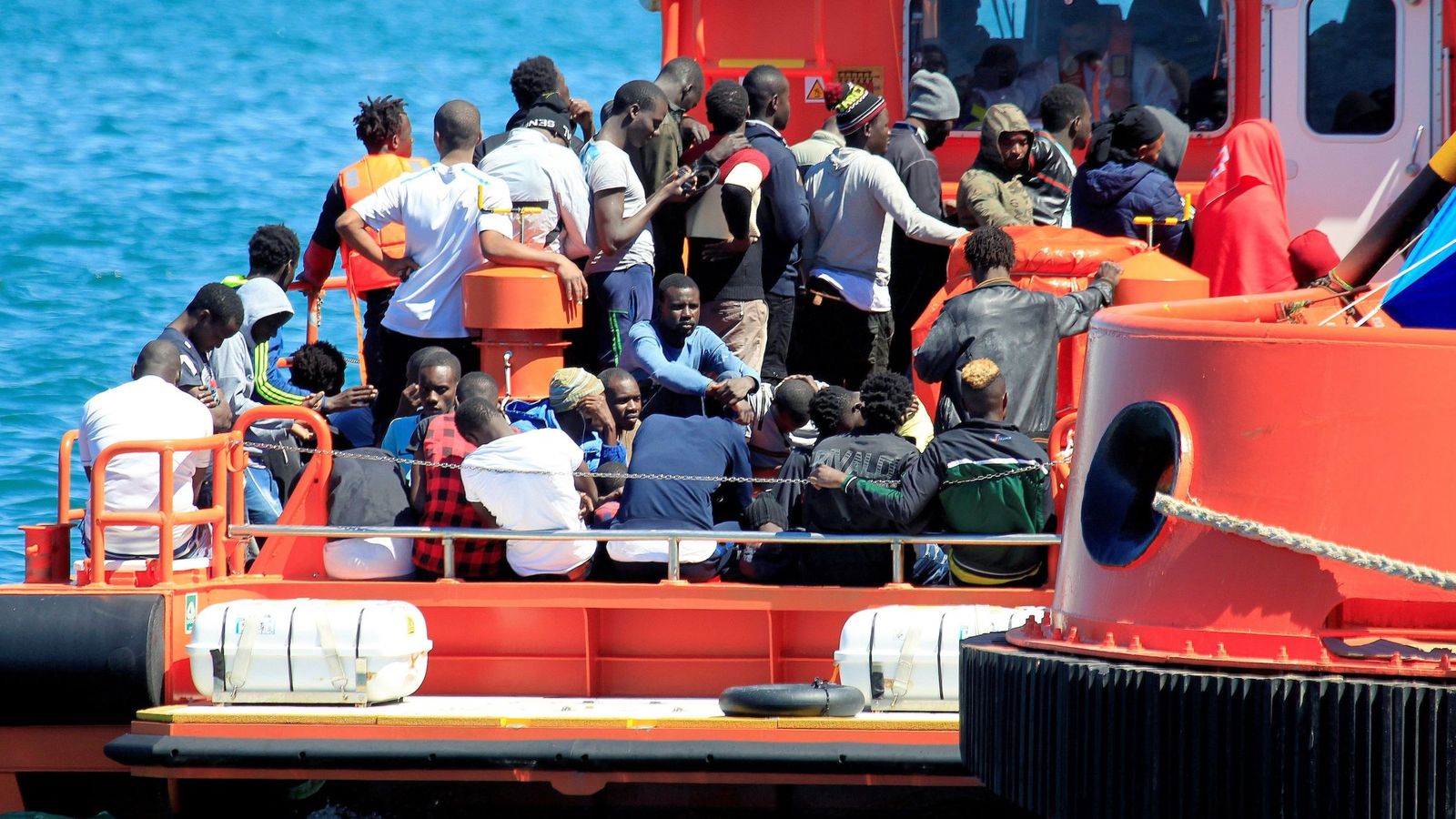 Foto: Salvamento Marítimo rescató el pasado domingo a 123 inmigrantes de doce pateras que navegaban en el Estrecho de Gibraltar. (EFE)