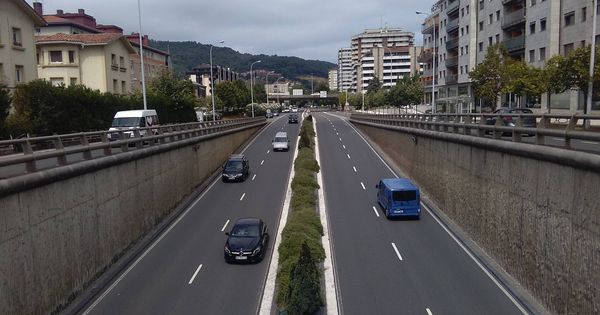 Foto: Varios vehículos transitan por la avenida de Tolosa. La fotografía está realizada desde donde se coloca el radar móvil. (EC)