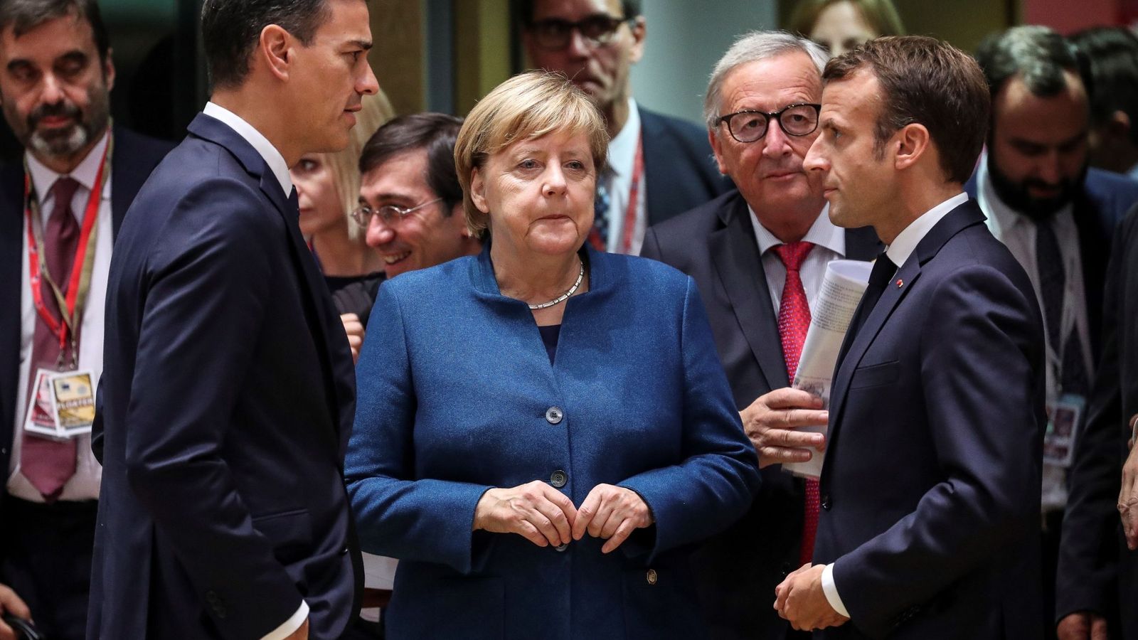 Foto: El presidente Pedro Sánchez conversa con la canciller alemana, Angela Merkel, y el presidente francés, Emmanuel Macron, en bruselas. (EFE)