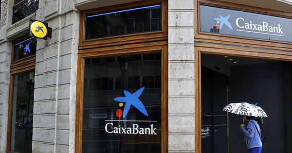 Foto: Sucursal de Caixabank en Valencia. (EFE)
