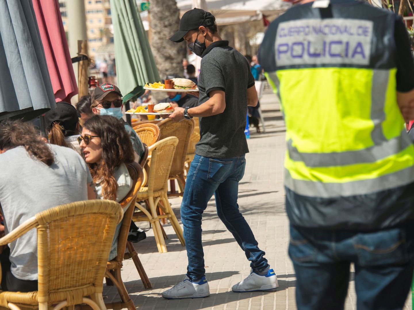 Control policial en un restaurante de Palma durante el estado de alarma. (EFE)