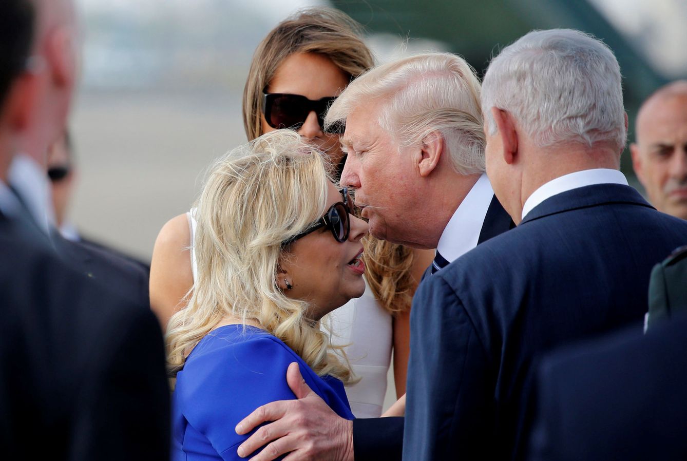 Sara Netanyahu y Donald Trump. (Reuters)
