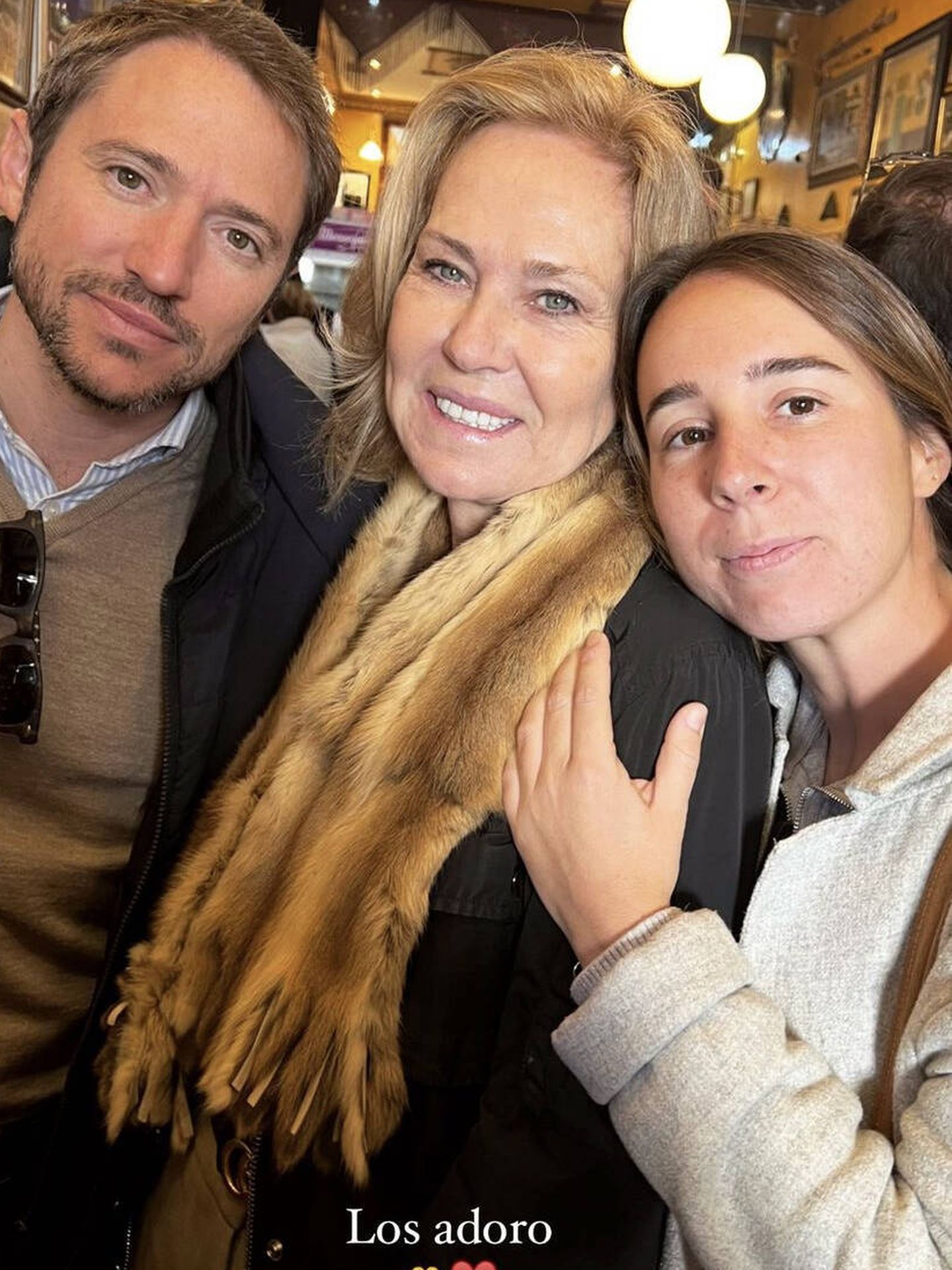 Manuel Martos, Ana Rodríguez y una amiga de Amelia, Ana Mosquera. (Instagram/@ameliabono)
