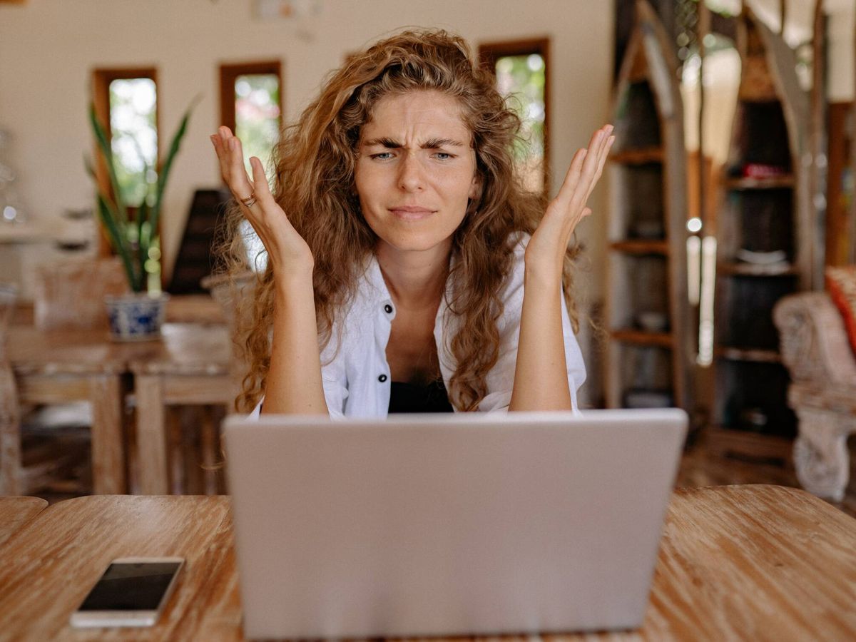 Foto: Una mujer se muestra contrariada ante el ordenador en su casa. (Pexels)