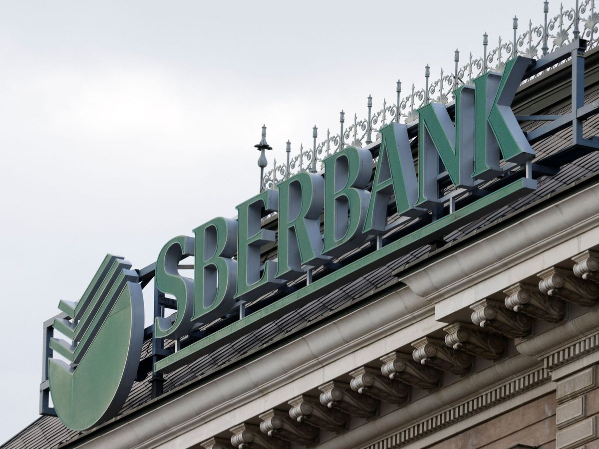 Foto: Logo de Sberbank, uno de los bancos estatales más grandes de Rusia en Austria. (Reuters/Leonhard Foeger)