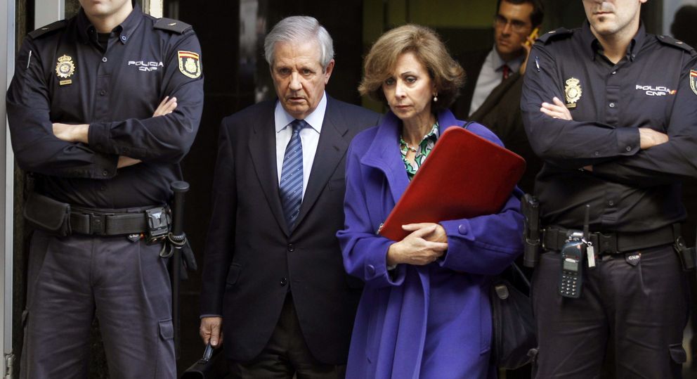 Gómez de Liaño (2i) y su mujer, María Dolores Márquez de Prado (2d). (EFE)